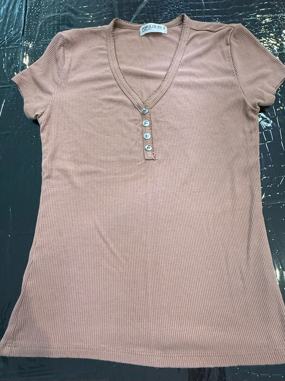 Popular 21 Ribbed V-Neck Short Sleeve Tee in Dusty Mauve